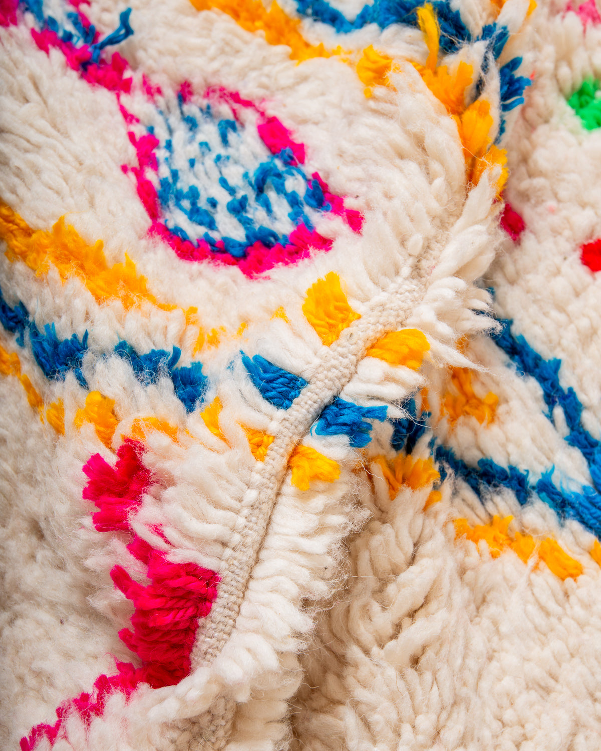 Modern designer handcrafted Berber rug from Morocco. Azilal rug with beautiful colours and patterns. Made of sheep’s wool and colourful cotton.